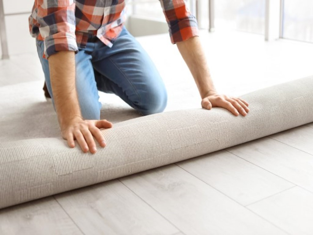 Tips Mudah Meluruskan Karpet Plastik yang Kusut