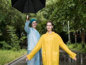 Jas Hujan PVC vs Jas Hujan Nylon: Mana yang Lebih Baik?